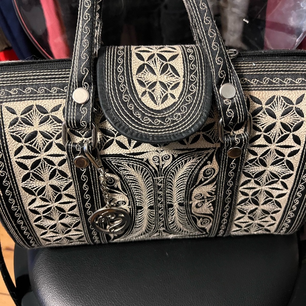 Banda Hitam Nano Handbag crossbody style